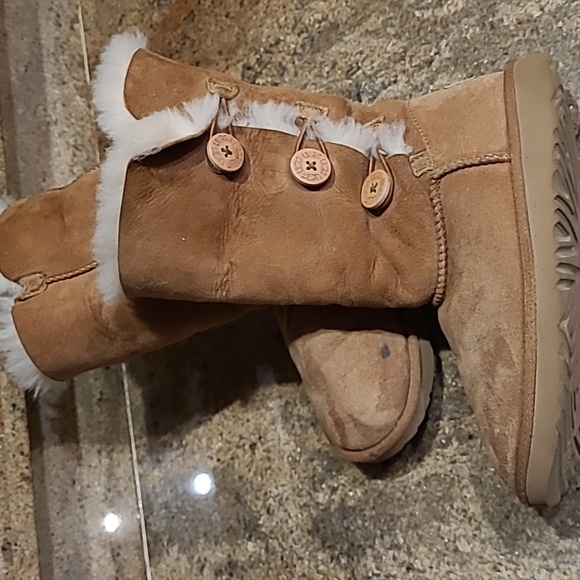 UGG Kids Bailey Button Triplet II Chesnut size 3 - Picture 3 of 11